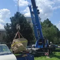 Práca v stiesnených podmienkach — kompaktný mestský žeriav